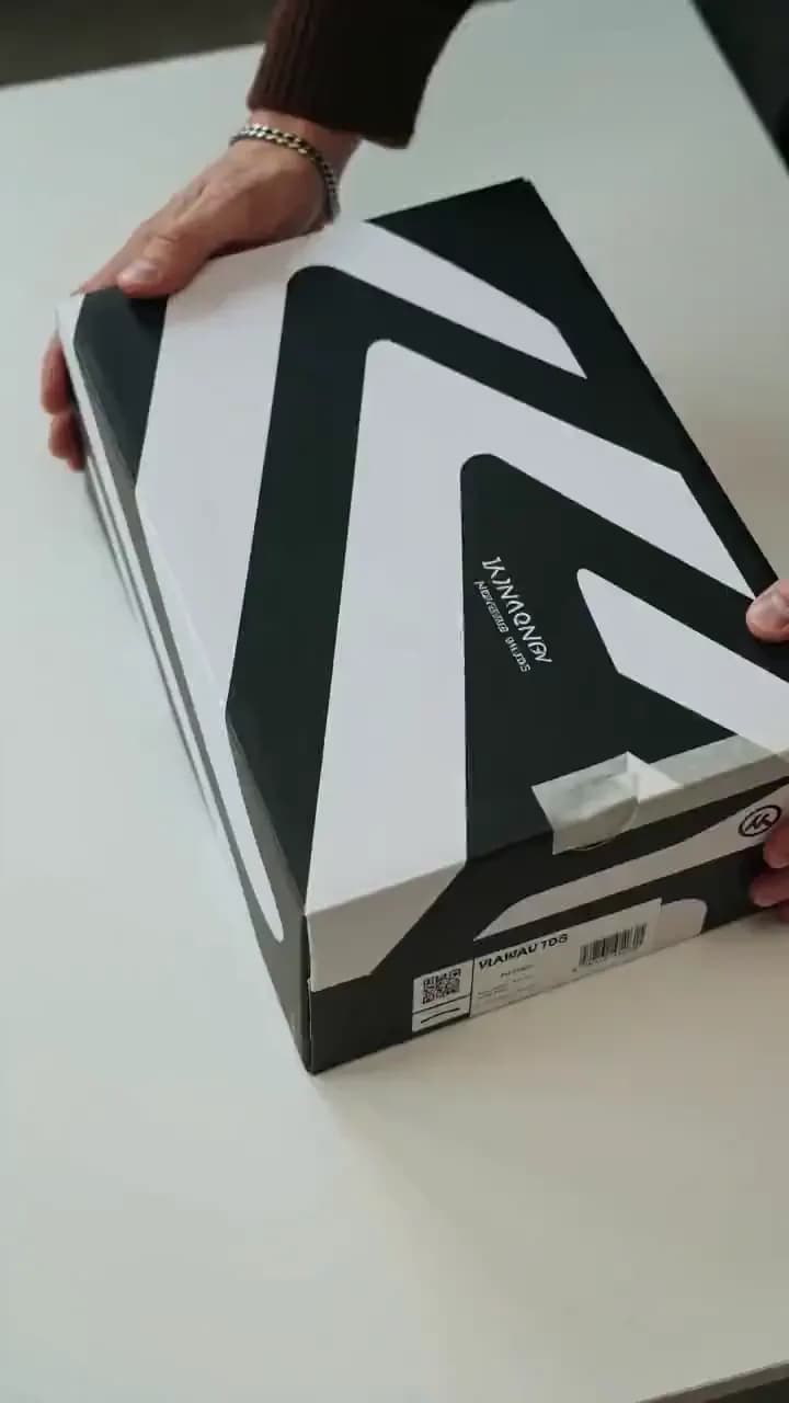 商品開封シーンのAI動画例